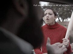Uma adolescente de seios pequenos tem sua vagina esticada por um cara de TI em um vídeo de chantagem