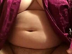 Videoclip porno HD cu o adolescentă frumoasă și grasă care se dezbracă și se masturbează