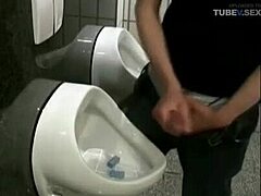 Uma morena peituda faz sexo oral e engole esperma em um banheiro público