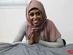 Una ragazza nera con grandi tette cavalca il grosso culo di suo fratello in hijab