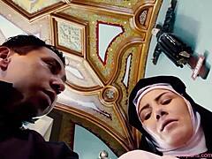 Španska nuna Raymunda v erotičnem videu pripoveduje svečeniku svoje mokre fantazije