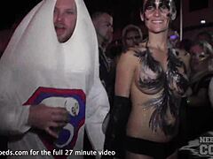 Desnudos e exibições públicas durante as últimas horas do festival de fantasia de Key West
