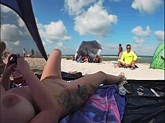 Mr. Kiss's verborgen camera filmt een naakt strandbeeld van een exhibitionistisch stel
