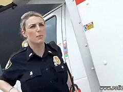 HD видео, показващо полицаи да надничат в фалшиво такси