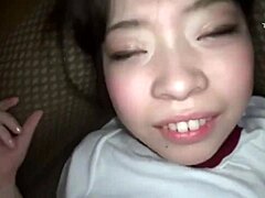 Adolescente asiática leva uma surra em sua boceta sem pelos
