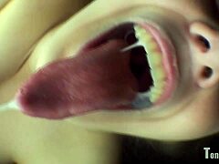 Alicin fetiš na jeziku oživlja v tem videu s fetišem ust