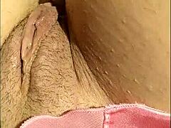 작은 가슴과 자연스러운 가슴으로 자만하는 뜨거운 MILF의 집에서 만든 POV 비디오