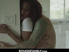 Ebony stiefdochter wordt genaaid door haar stiefvader in taboe video