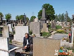Dedek in vnukinja se ukvarjata s trdim seksom ob pokopališču
