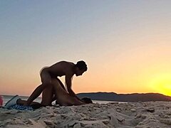 Пара-любитель встречается на пляже на закате