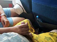 Моя девушка делает мне рукопожатие и глотает сперму в общественном автобусе