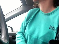 Ερασιτέχνης κολεγιακός κάνει πίπα βαθιού λαιμού στο αυτοκίνητο