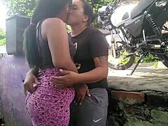 Una coppia amatoriale si diverte a fare sesso anale e a leccarsi le fighe