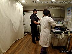 ضابط شرطة يلتقط ثدي المريضة الطبيعي على كاميرا خفية في تفتيش تجريدي مهين