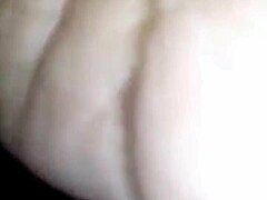Sieh zu, wie eine Zuckermutter in diesem Solo-Video beim Masturbieren erwischt wird
