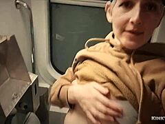 Masturbation en plein air dans le train