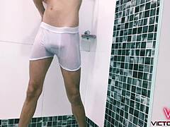 18살의 게이 남자가 흰 옷을 입고 뜨거운 샤워를 즐긴다