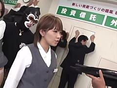 Ratu kecantikan mendapatkan pekerjaan di bank dalam Hentai Jepang