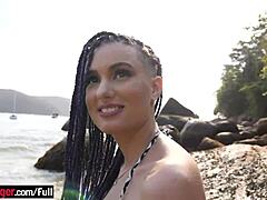 Primer plano del culo de una caliente brasileña amateur en un clip de sexo en la playa POV