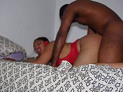 Hardcore'owy seks par czarnych z wytryskiem w środku