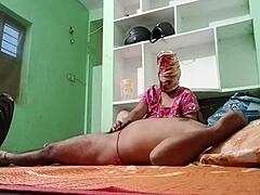 Indyjska ciocia dostaje swoją dużą dupę wyruchaną przez młodego ogiera