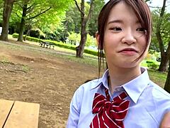 18-vuotias japanilainen tyttö saa kovaa kyrpää ja anelee lisää