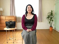 Istri rumah tangga Jepun Tatsuko Ashikawas video porno pertama kali