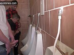 Schwuler Bareback-Dreier mit Deepthroat und Sperma-Essen in öffentlicher Toilette