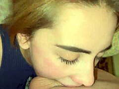 POV-video af en beskidt blondine, der bliver kneppet i ansigtet og sluger sæd