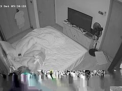 スパイカメラが女の子を寝室で行為で捕まえる