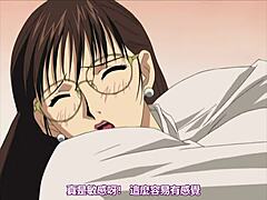 Saya, animovaná učitelka, zažívá intenzivní potěšení s vodopádem, zatímco její nezbedná postava je umocněna ženským lékařem jménem Yui