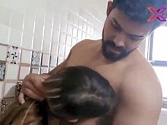 Desi-Babe wird im Badezimmer mit indischen Geräuschen gefickt