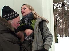 Fiatal szőke nő orgazmust érzett havas földön, miközben intim találkozásban volt a mostohaapjával