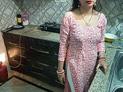 Trío festivo de mujeres indias con su marido y su cuñado incluye sexo anal y charla sucia