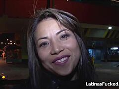 Latina Amatur dalam lingerie dipungut di tempat letak kereta