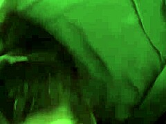 Kone får en ansigtsbehandling fra en monsterpik i denne HD-video