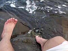 Mikas store og hårete føtter nyter barfotlek i vannet