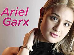 Ariel Garx, fantastisk Latina med naturlige pupper og fantastisk kroppsbygning, nyter solo-nytelse