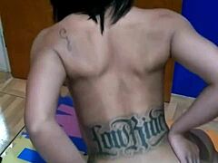 Anjinha tatuerar för första gången med en dildo i sensuell position