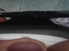 Ein ägyptischer Homosexueller masturbiert auf der Toilette und bekommt in einem arabischen Video Sperma