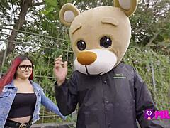 Rosario, chudá tínedžerka, má sex na verejnosti s medveďom