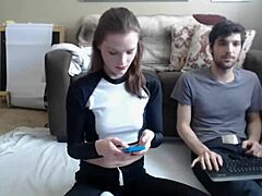 18-19-vuotias college-tyttö paljastaa vartalonsa web-kameralla
