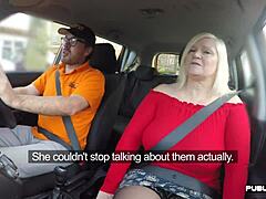 Zralá britská žena s velkými prsy kouří a jezdí na veřejnosti