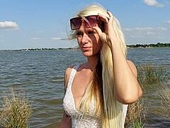 Cynthia Tazer, une beauté blonde, montre ses talents en public