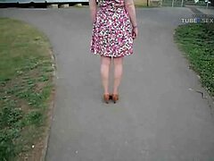 אשתי מציגה את שמלת הקיץ החמודה שלה ברחובות