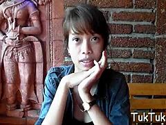 Vídeo porno hardcore de una puta caliente follando una muñeca sexual tailandesa