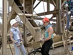 Blonde vrouwen genieten van anale seks op bouwplaatsen