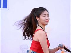 Gadis Asia yang seksi turun dan kotor dalam video camgirl yang panas