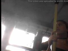 Un voyou capture une jeune femme séduisante se faisant frotter les seins dans le bus