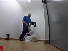 Den spanske sygeplejerske bliver fanget af vedligeholdelsesmanden